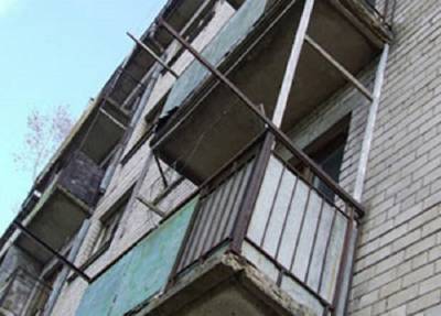 Поссорилась с другом: в Петербурге мужчины выбросили женщину с балкона третьего этажа