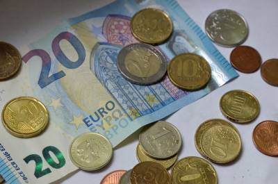 Курсы евро и доллара начали расти