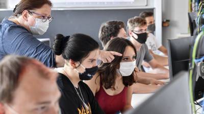 Новый учебный год учителя проведут в масках