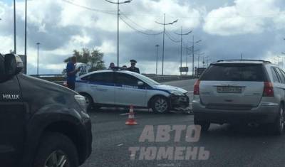 В Тюмени автомобиль ГИБДД на полном ходу врезался в Lexus