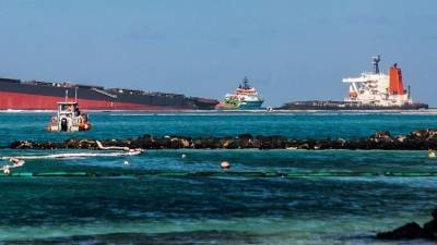 Власти Маврикии объявили режим ЧС из-за расколовшегося надвое танкера