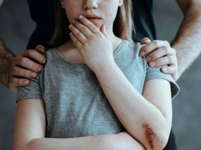 13-летняя девочка в Одесской области заявила, что ее изнасиловал отчим