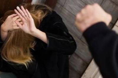 Умоляла прекратить: в Одессе парни напали на девушку и жестоко ее избили, проломив череп