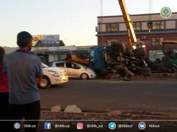 В Ташкенте у грузовика отказали тормоза, он перевернулся и упал на стоящие на светофоре авто