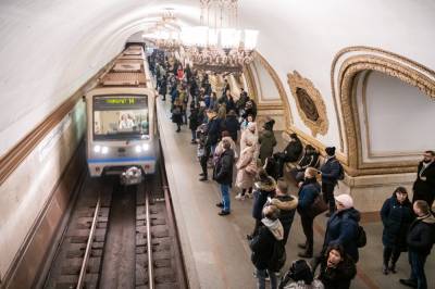 Упавшего на рельсы пассажира вытащили перед поездом на станции метро «Курская»