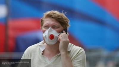 Школьных учителей в России обяжут носить защитные маски