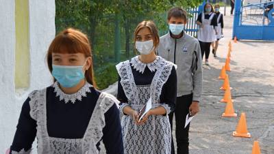 Российским учителям придется носить маски в новом учебном году