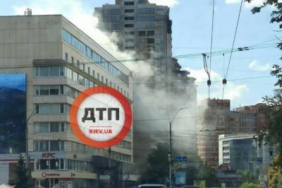 В Киеве на Печерске вспыхнул пожар возле метро: дым окутал ближайшие здания (фото)