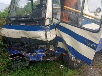 На трассе Киев-Чоп столкнулись автомобиль и рейсовый автобус: погибла 59-летняя женщина