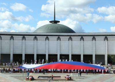 Огромный Государственный флаг развернут у Музея Победы 22 августа