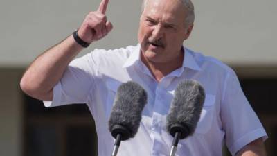 Лукашенко заявил, что готов делиться полномочиями, но "не под давлением и не через улицу"