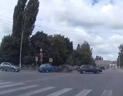 Два ВАЗа в Ельце столкнулись лоб в лоб (видео)