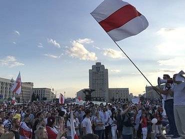 Два сотрудника МИД Беларуси устроили пикет в знак поддержки протестующих