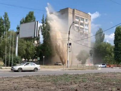 В Воронеже на видео попал «фонтан» из прорванной трубы теплосетей