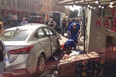 Иномарка сбила женщину и врезалась в кафе в центре Петербурга