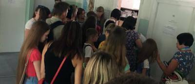 "Это просто ужас!": В Лисичанске родители с детьми "атакуют" больницы