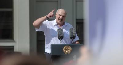 Лукашенко заявил, что власть в Белоруссии никогда не "падет"
