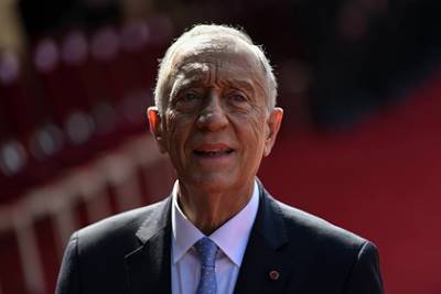 Президент Португалии спас тонущих девушек во время отдыха