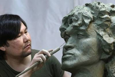 Бурятский скульптор создал памятник Виктору Цою к 30-летию гибели музыканта