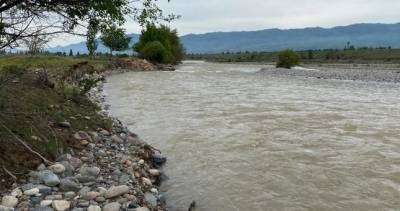В Таджикистане женщина бросилась в реку с тремя детьми