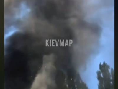Возле станции метро «Ипподром» в Киеве произошел пожар: в небо поднимается дым