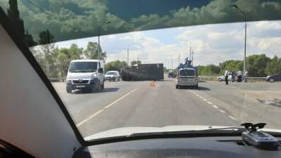 ДТП с перевернувшимся грузовиком спровоцировало пробку на трассе под Воронежем
