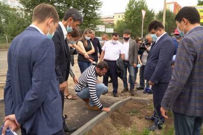 Депутаты горсовета проверили, как проходит ремонт дороги на улице Трубачеева
