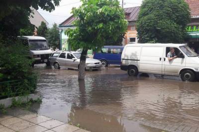На Закарпатье улицы города превратились в реки из-за сильного ливня (фото и видео)