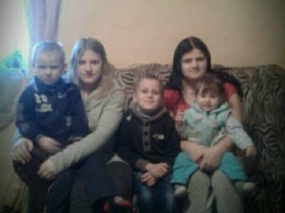 Молодая украинка оформила опекунство над восемью братиками и сестричками после смерти мамы