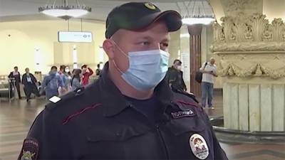 Полицейский спас упавшего на рельсы мужчину в московском метро