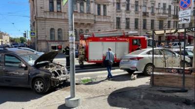 В Петербурге два автомобиля после столкновения врезались в дом и сбили пешехода