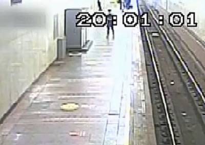 В московском метро полицейский спас упавшего на рельсы мужчину