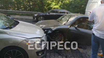 В Киеве лоб в лоб столкнулись Renault и Porsche, образовался затор на Парковой Аллее