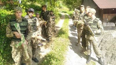 Украинские военнослужащие готовят детей к боевым действиям в Донбассе