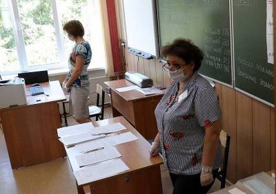 Учителей в России обяжут носить маски в новом учебном году