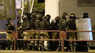 Колонна внутренних войск проследовала к центру Минска