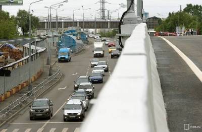 Грузовик застрял под мостом в районе Рублево-Успенского шоссе