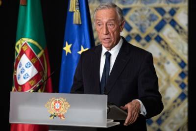 Президент Португалии во время отдыха спас тонущих девушек