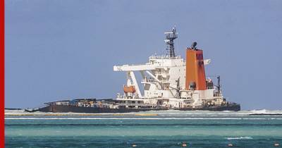 У берегов Маврикия раскололся нефтяной танкер