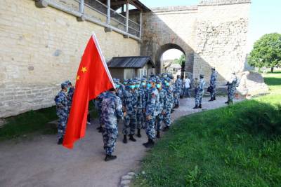 Китайцы у чудесных ключей и алжирцы в Кроме: иностранные военные гуляют по Пскову