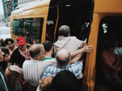 Одесского маршрутчика оштрафовали на 17 тысяч: возил стоящих пассажиров вопреки запрету властей