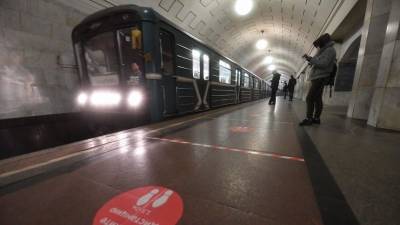 Полицейский в последнюю секунду вытащил мужчину из-под колес поезда в метро Москвы