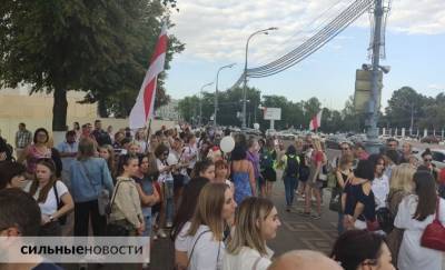 Гомельчанки пришли на площадь Ленина, чтобы зачитать свое обращение к властям — стрим