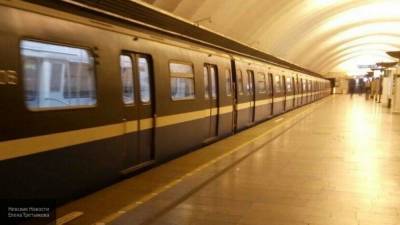Полицейский спас упавшего на рельсы пассажира метро в Москве