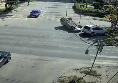 ДТП с опрокидыванием на улице Есенина попало на видео - ya62.ru - Рязань