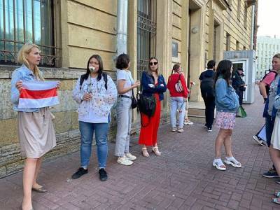 Петербуржцы вторую неделю выходят на акции солидарности с жителями Белоруссии
