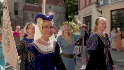 Фестиваль в Таллине собрал сотни одетых в исторические наряды людей.