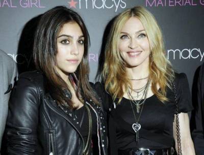 Мадонна показала фото дочери с небритыми подмышками
