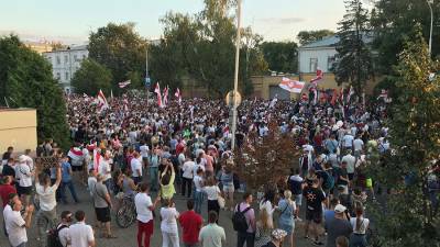Протестующие собрались у СИЗО в центре Минска