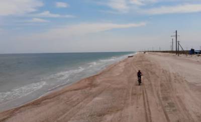 Прозрачная вода, медузы и белый песок: на Азове нашли "райский" безлюдный пляж